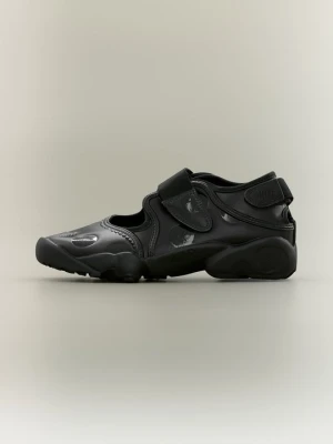 Baleriny z zapięciem Nike czarny
