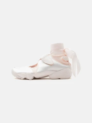 Baleriny z zapięciem Nike jasnoróżowy
