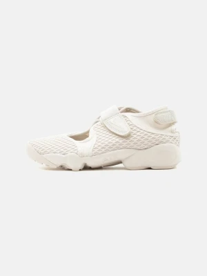 Baleriny z zapięciem Nike mleczny