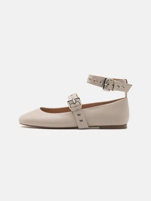 Baleriny z zapięciem Steve Madden mleczny