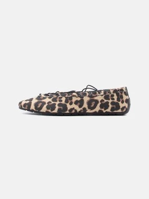 Baleriny z zapięciem Steve Madden