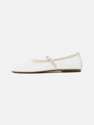 Baleriny z zapięciem Steve Madden mleczny