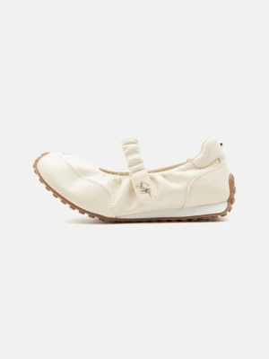 Baleriny z zapięciem Steve Madden mleczny