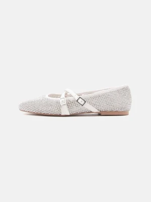 Baleriny z zapięciem Steve Madden mleczny