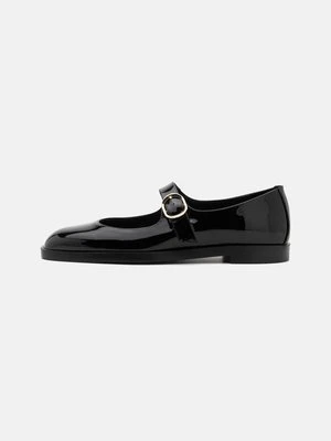 Baleriny z zapięciem Stuart Weitzman