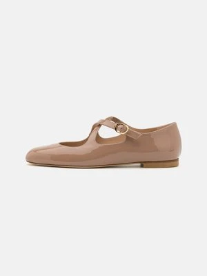 Baleriny z zapięciem Stuart Weitzman