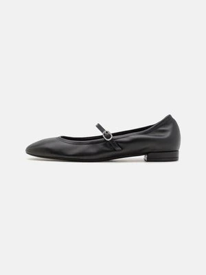 Baleriny z zapięciem Stuart Weitzman