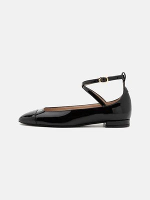 Baleriny z zapięciem Stuart Weitzman