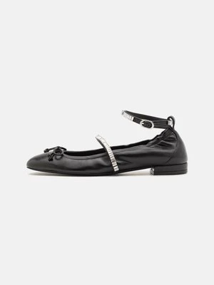 Baleriny z zapięciem Stuart Weitzman