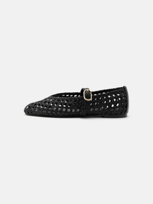Baleriny z zapięciem Stuart Weitzman czarny