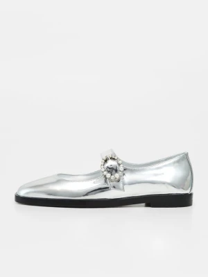 Baleriny z zapięciem Stuart Weitzman srebrny