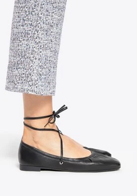 Baleriny ze skóry naturalnej z wiązaniem czarne Wittchen