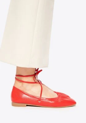 Baleriny ze skóry naturalnej z wiązaniem czerwone Wittchen