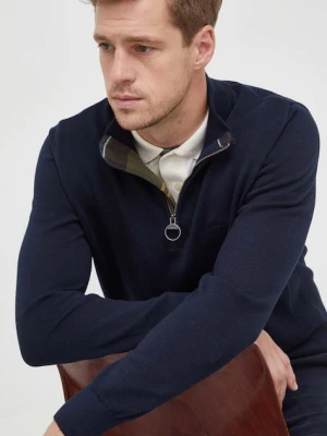 Barbour sweter bawełniany kolor granatowy z półgolfem MKN1074
