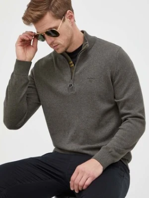 Barbour sweter bawełniany kolor zielony z półgolfem MKN1074