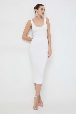 Bardot sukienka kolor biały maxi dopasowana