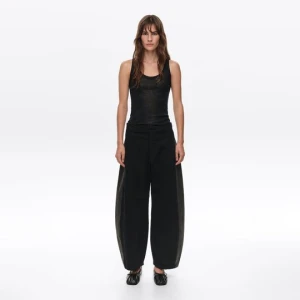 BARREL - Spodnie denim regulowana talia dwukolorowe czarne BIMBA Y LOLA