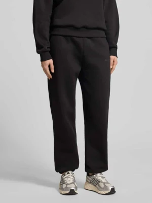 Basic spodnie dresowe ze ściągaczem na dole i bocznymi kieszeniami REVIEW