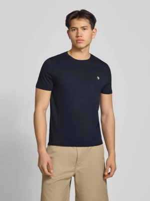 Basic t-shirt o kroju slim fit z flokowym logo na piersi REVIEW