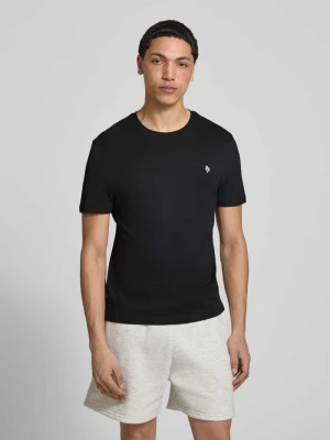 Basic t-shirt o kroju slim fit z flokowym logo na piersi REVIEW