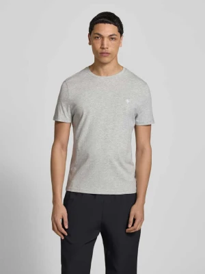 Basic t-shirt o kroju slim fit z flokowym logo na piersi REVIEW