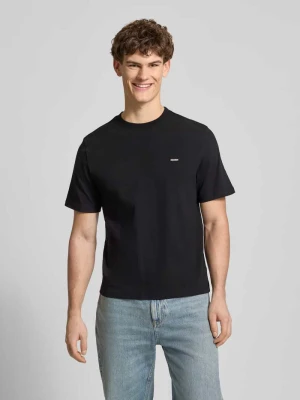 Basic T-shirt z małą naszywką z logo na piersi REVIEW