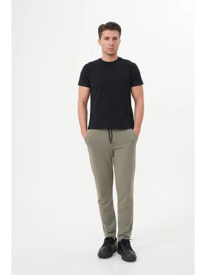 Basics & More Spodnie dresowe w kolorze khaki rozmiar: L