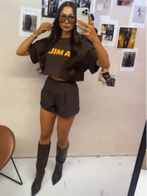 Bawełniana bluzka t-shirt z napisem HALAKI - czekoladowa  magmac 