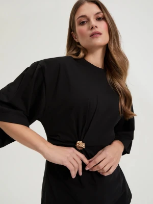 Bawełniana bluzka z ozdobnym guzikiem czarna Moodo