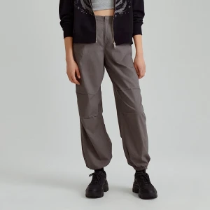 Bawełniane spodnie parachute grafitowe House