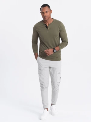 Bawełniany longsleeve męski z guzikami przy dekolcie - ciemnooliwkowy V1 - Rozmiar: M Ombre Clothing