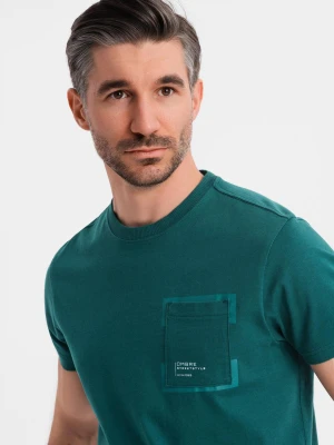 Bawełniany męski t-shirt z nadrukiem na kieszonce – ciemnozielony V5 Ombre Clothing