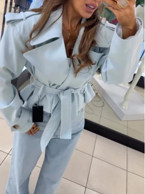 Bawełniany płaszcz trencz z paskiem HANTER - błękitny  magmac 