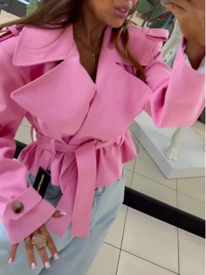 Bawełniany płaszcz trencz z paskiem HANTER - różowy  magmac 