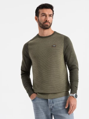 Bawełniany sweter męski z naszywką i raglanowymi rękawami – oliwkowy V2 - Rozmiar: L Ombre Clothing