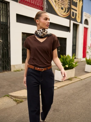 Bawełniany t-shirt z dekoltem w serek brązowy Moodo