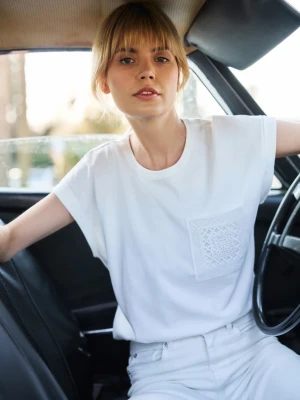 Bawełniany t-shirt z kieszonką biały Moodo