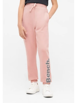 Bench Spodnie dresowe "Corey" w kolorze jasnoróżowym rozmiar: 152