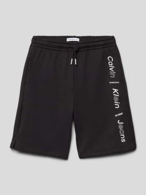 Bermudy o kroju relaxed fit z nadrukiem z logo model ‘MAXI’ Calvin Klein Jeans