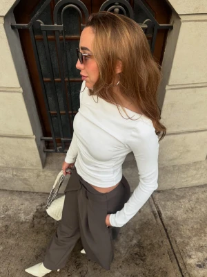 Bershka Asymetryczna Koszulka Z Długim Rękawem Kobieta Biały Złamany