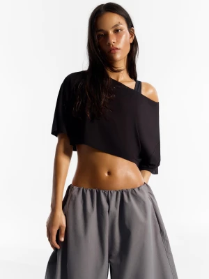Zdjęcie produktu Bershka Asymetryczna Koszulka Z Krótkim Rękawem Kobieta Czarny