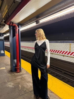 Bershka Asymetryczna Sukienka Satynowa Na Ramiączkach Kobieta Czarny