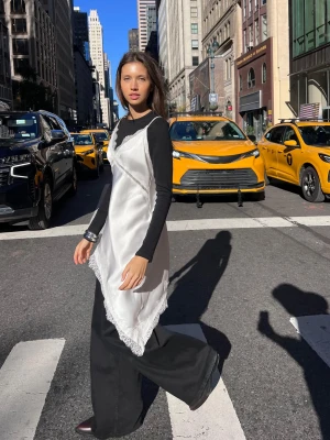 Bershka Asymetryczna Sukienka Satynowa Na Ramiączkach Kobieta Kremowy