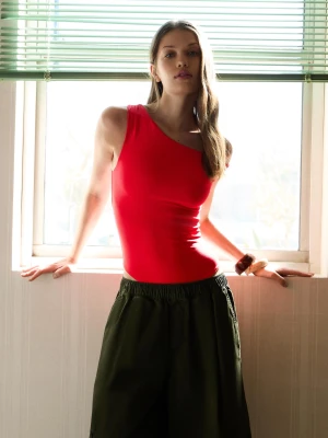 Bershka Asymetryczne Body Z Marszczonym Ramiączkiem Kobieta Czerwony