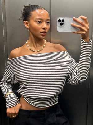 Bershka Asymetryczny Sweter Dzianinowy W Paski Kobieta Brązowy