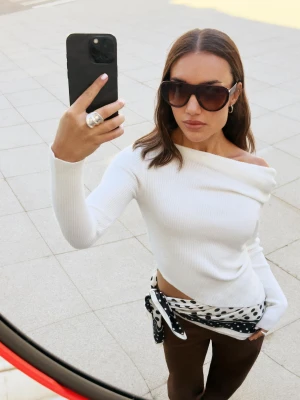 Bershka Asymetryczny Sweter Z Marszczeniem Kobieta Kremowy