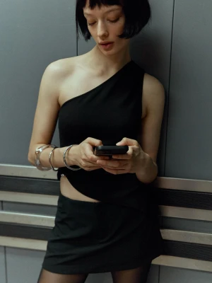 Bershka Asymetryczny Top Z Kółeczkiem I Strasem Kobieta Czarny