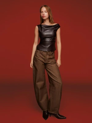 Bershka Asymetryczny Top Ze Sztucznej Skóry Kobieta Brązowy