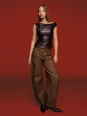 Bershka Asymetryczny Top Ze Sztucznej Skóry Kobieta Brązowy