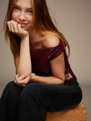 Bershka Asymetryczny Top Ze Sztucznej Skóry Kobieta Rubinowy